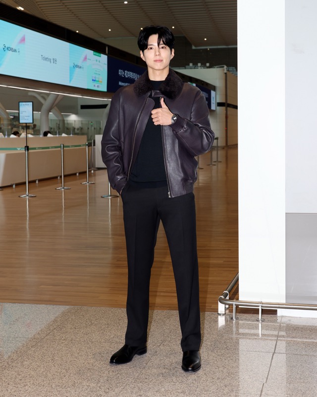 [공항패션] 박보검, 올블랙 스타일에 '오메가' 워치로 완성한 출국룩 875-Image